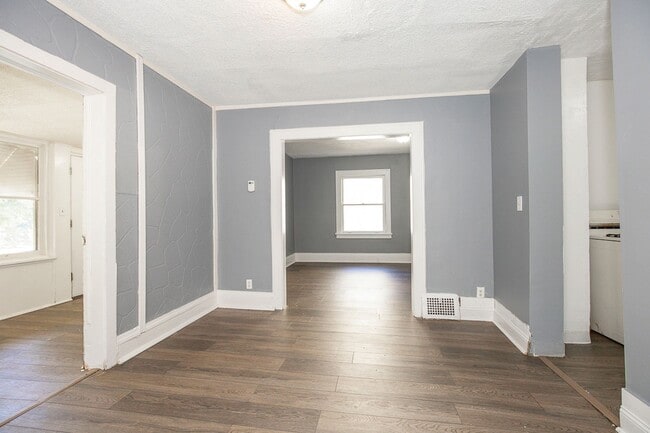 Building Photo - 2 BED 1 BATH SINGLE FAMILY HOME IN EUCLID!