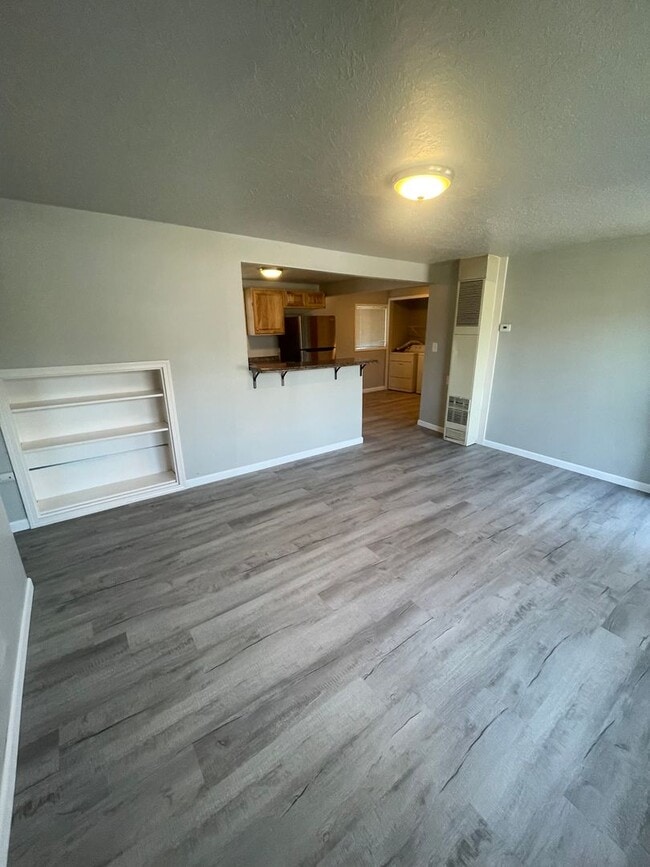 Building Photo - Conveniently located two bedroom home with fresh updates!