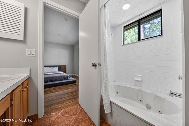 Building Photo - 9126 Trevi Cir W