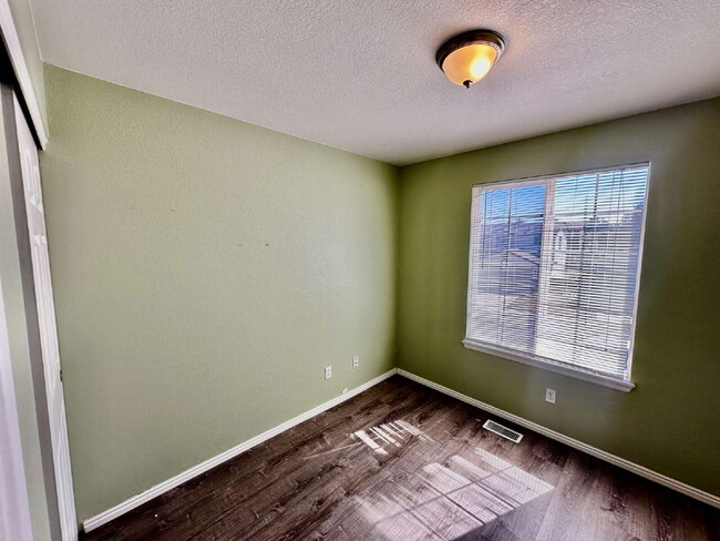 Building Photo - "Charming Centennial Retreat: Spacious 3-Bedroom Home with 2.5 Baths!