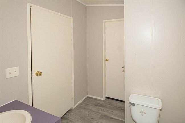 Building Photo - 613 River Rd