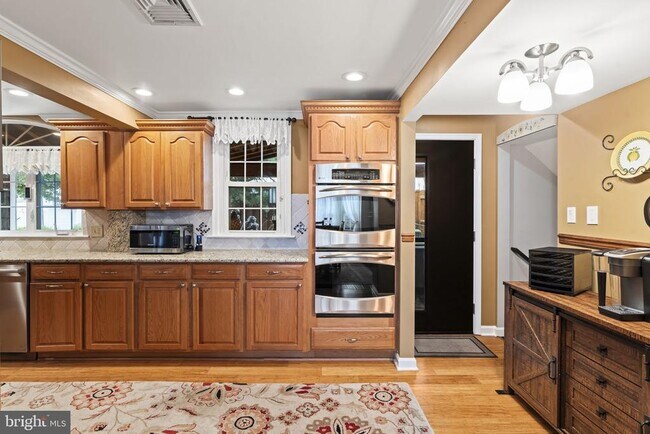 Building Photo - 79 Manor Cir