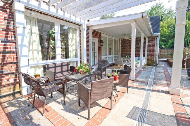 Building Photo - Charming 3 Bedroom, 2 Bath Brick Bungalow ...