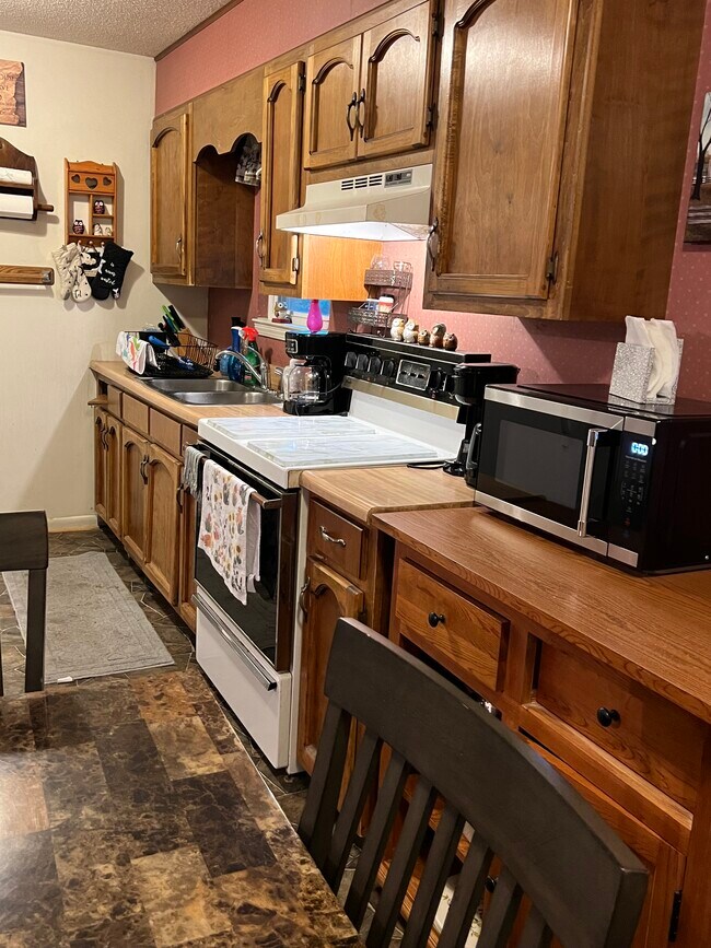 Building Photo - 631 Daris Dr