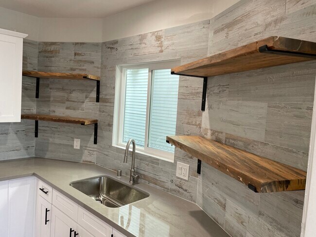 Building Photo - 961 W 42nd St