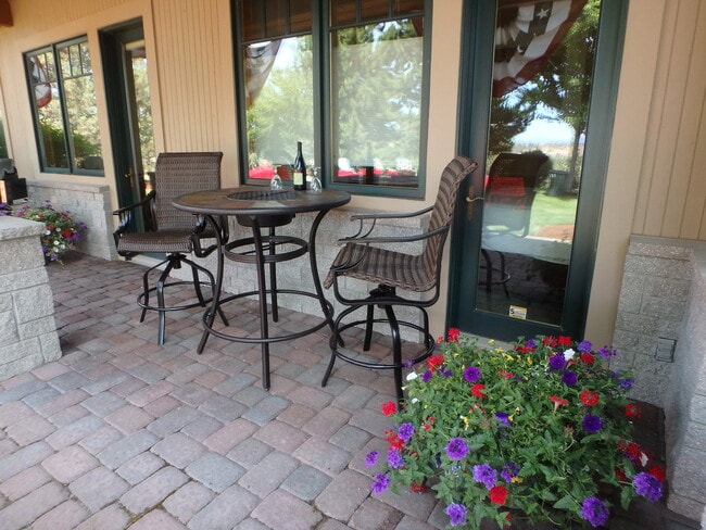 Building Photo - Executive Suite/Vacation/Short Term Rental 30-90 days