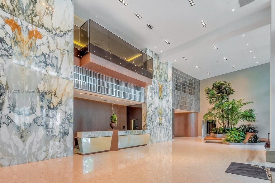 Building Photo - 2020 N Bayshore Dr