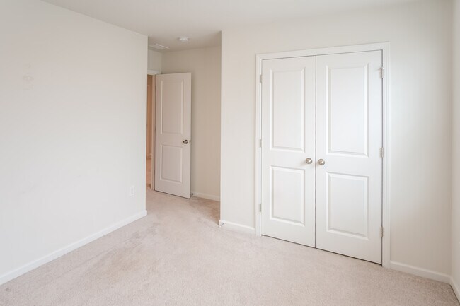Building Photo - 375 Hidden Cove Dr