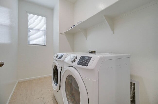 Building Photo - 1106 E Regent Dr