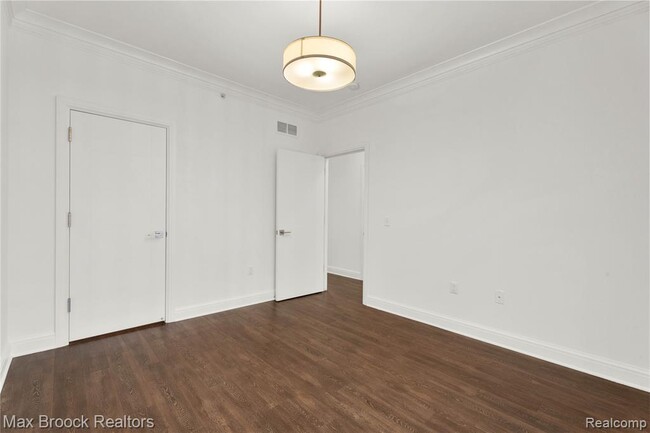 Building Photo - 431 S Eton St