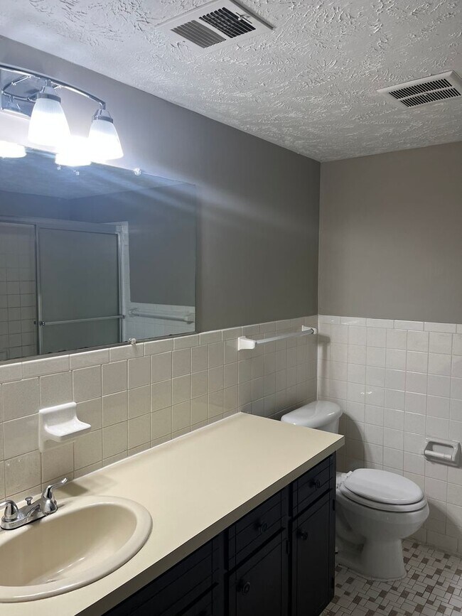 Building Photo - Spacious Apartments Located in the Heart o...