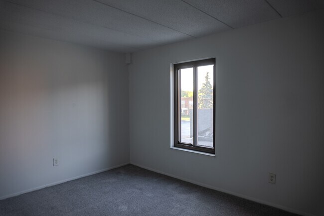 Building Photo - 2440 Noble Rd