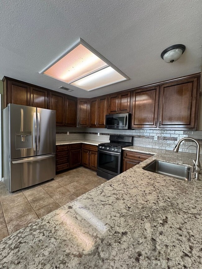 Building Photo - 3 Bed, 3 Bath Country Home with Pool