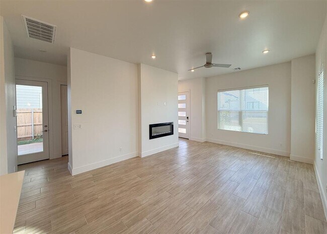 Building Photo - 13112 Maplewood Ave