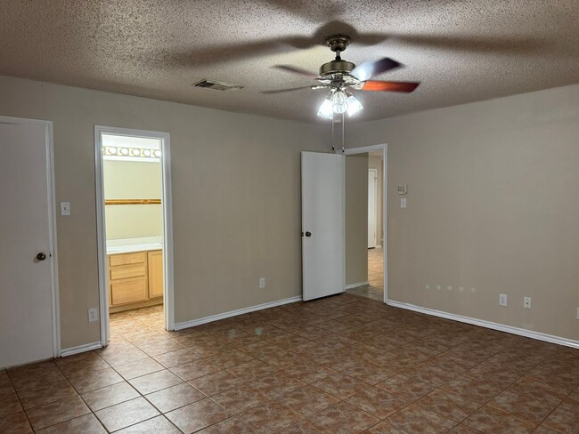 Building Photo - 8003 Chestnut Manor Dr