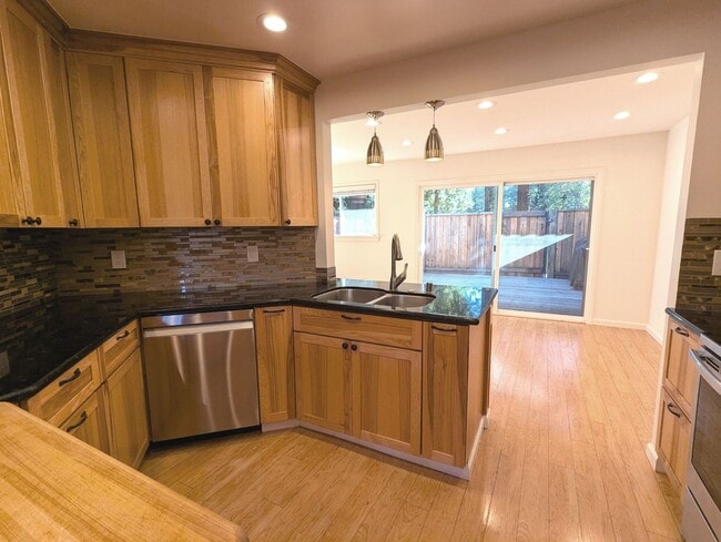 Building Photo - Amazing, gorgeous, end unit with huge yard...