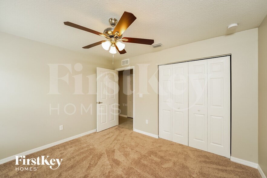 Building Photo - 2450 SW Madiera St