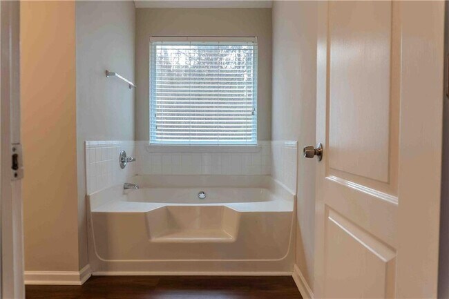 Building Photo - 11037 Southwood Dr