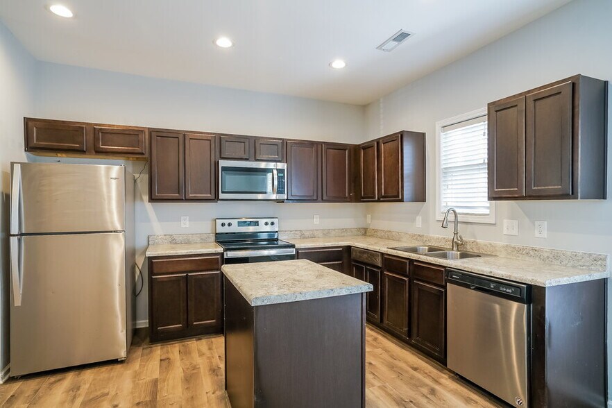 Building Photo - 115 Oakdale Ave