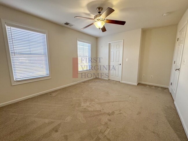 Building Photo - Two story townhouse w/ 3 bedrooms,2.5 baths