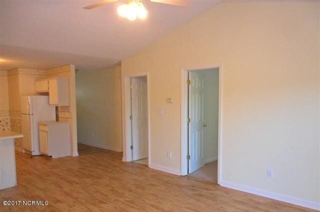 Building Photo - "Cozy Coastal Living: Charming 2-Bed, 2-Ba...