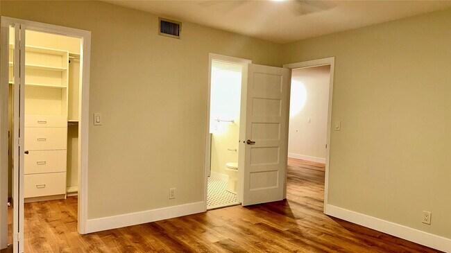 Building Photo - 12 NE 19th Ct