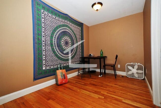 Building Photo - Nicely renovated, huge 3 bed near the Green Line in a prime location!