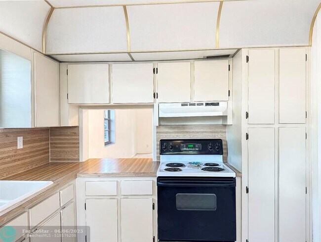 Building Photo - 6090 N Sabal Palm Blvd