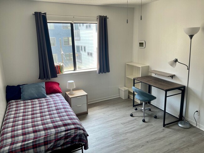 Building Photo - Cute West Campus Condo