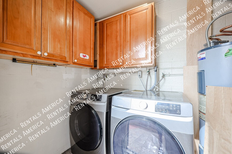 Building Photo - 6058 W Golden Ln