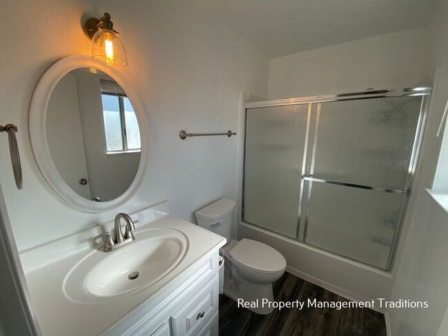 Building Photo - Lake Los Angeles 3 + 2 with HUGE yard!