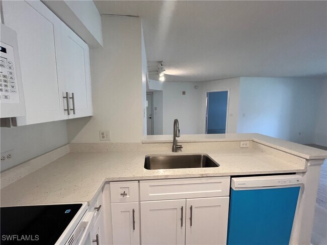 Building Photo - 8950 Colonnades Ct E