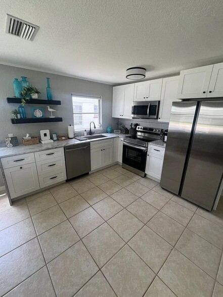 Building Photo - 10192 SW Riverview Cir