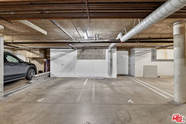Building Photo - 8611 Burton Wy