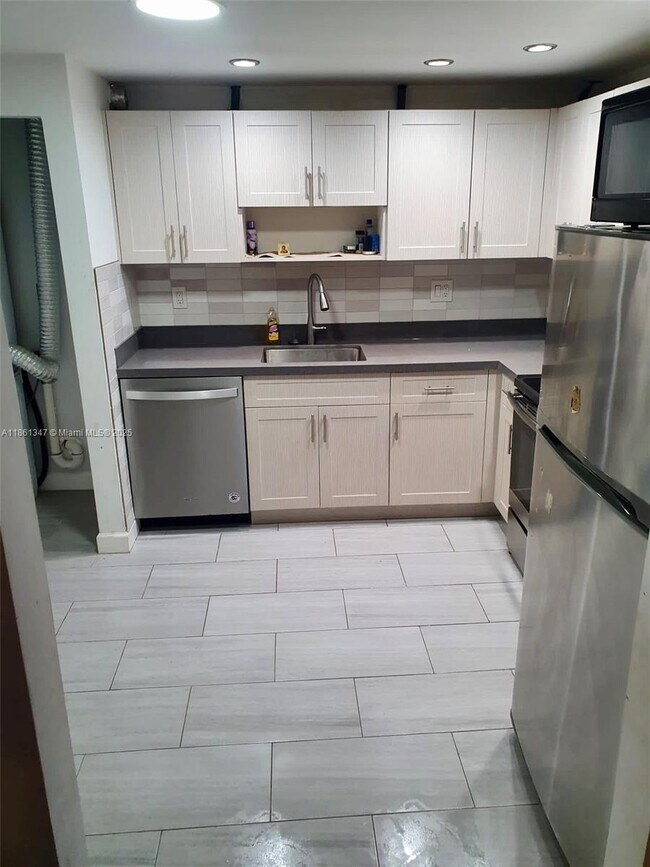 Building Photo - 1501 S Ocean Dr