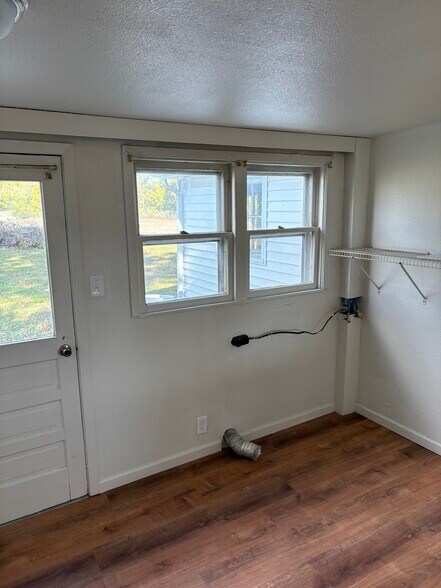 W/D hookup - 2138 E Damon Ave