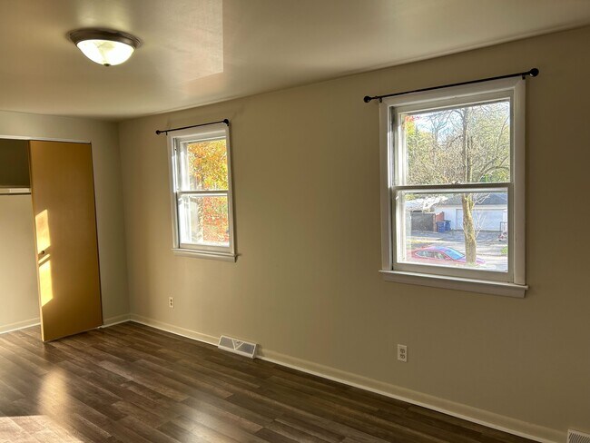 Building Photo - 100 Brittany Dr