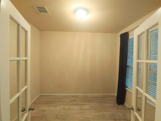 Building Photo - 1601 Lions Den