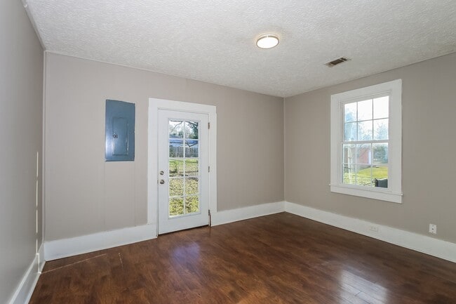 Building Photo - 130 Pelzer St