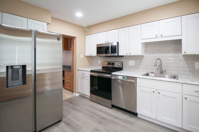 Building Photo - Gorgeous and updated 3Bd/2.5Bth townhome in the Town of Forest Hills! w/2 assigned parking space!