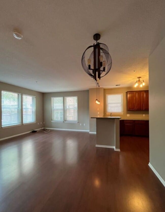 Building Photo - Stylish North Loop Living for $3,499/month...