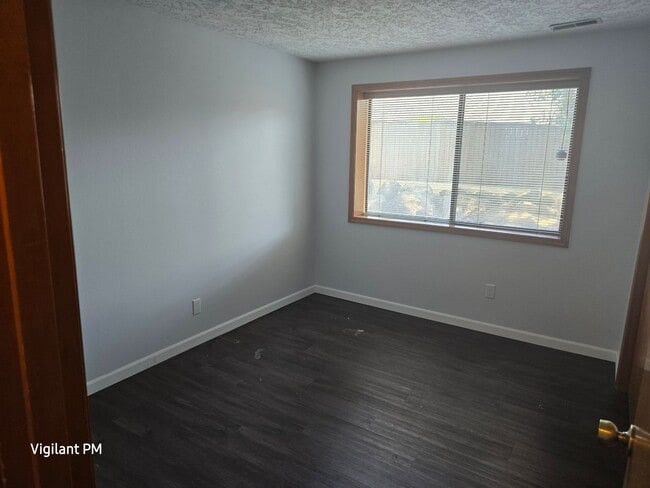 Building Photo - Amazing 3 bedroom home