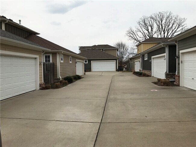 Building Photo - 2590 E Carnation Ct