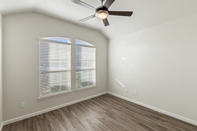 Building Photo - 325 Emerald Ridge Dr