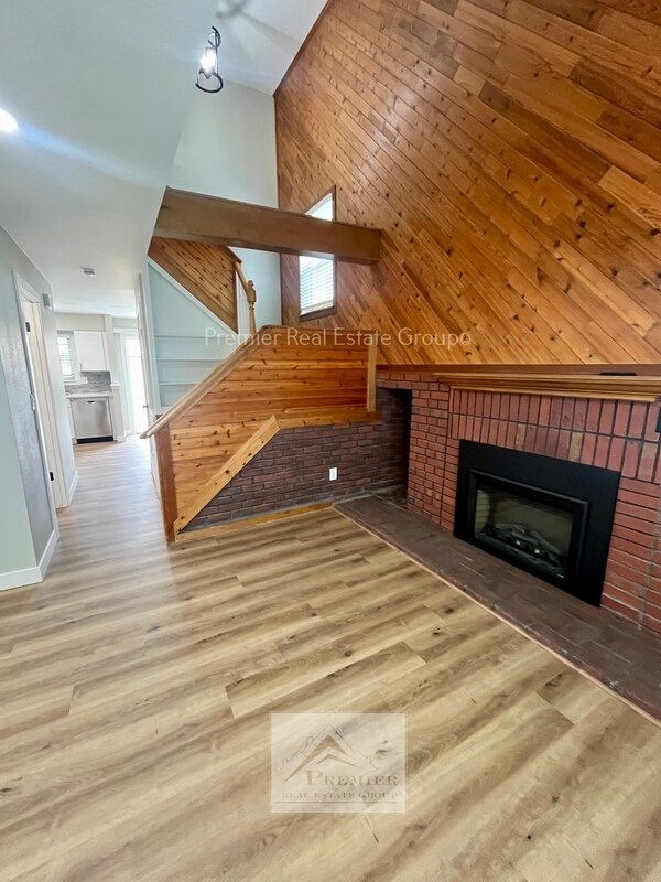 Building Photo - 8059 Lexington Park Dr