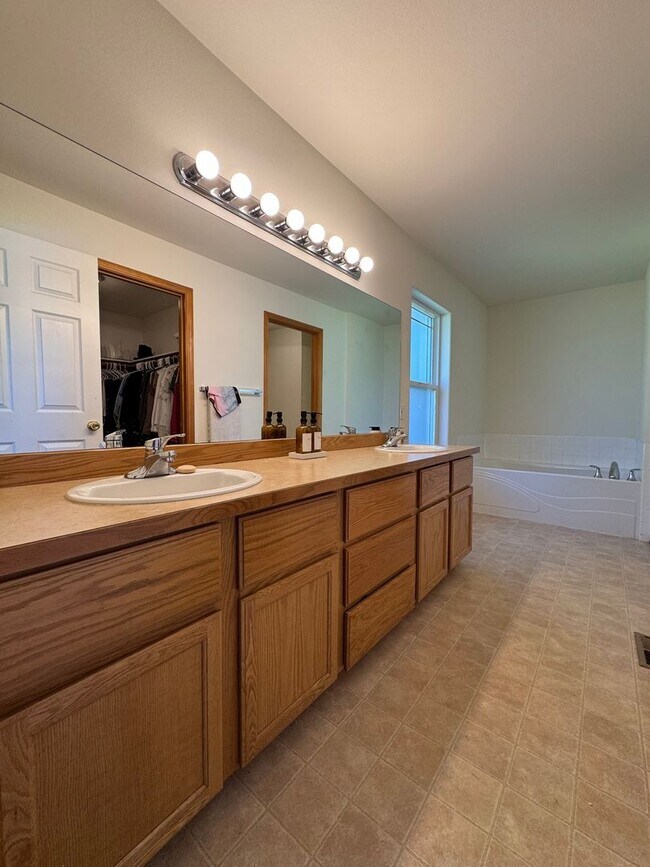 Building Photo - Expansive & Modern 4-Bedroom Home for Rent