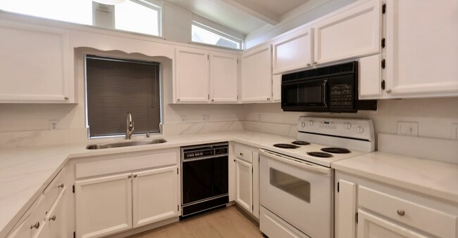 Building Photo - Updated Large 3 bedroom 2 bathroom home