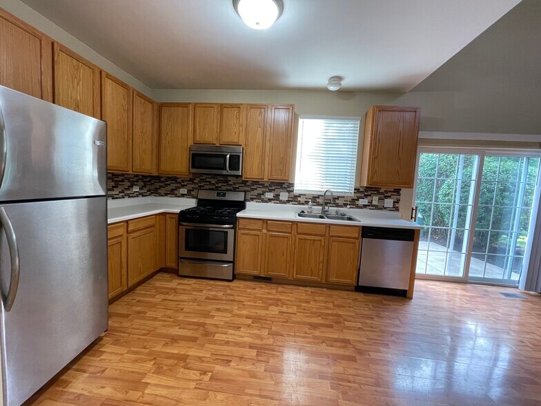Building Photo - 1109 Clover Dr