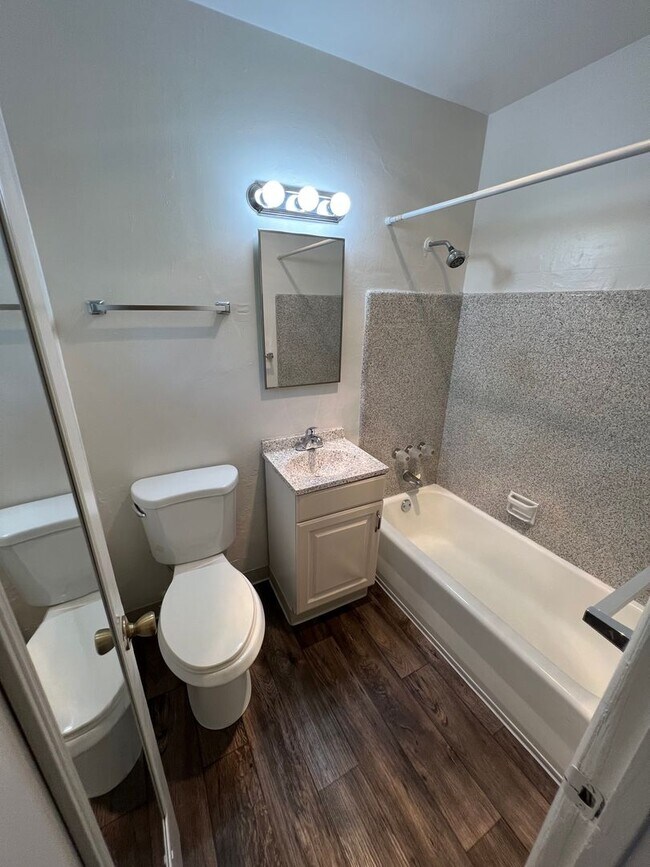 Building Photo - 1/2 Off 1st Month's Rent!!