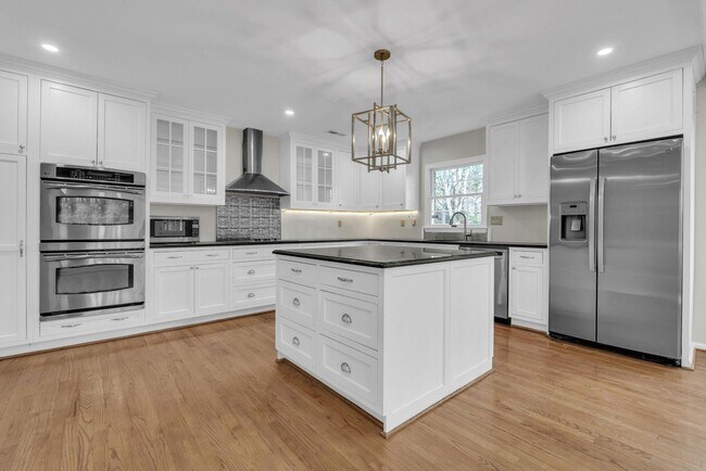 Building Photo - 8616 Chateau Dr